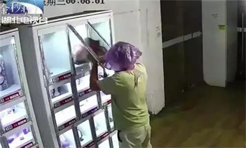 1609585268609019