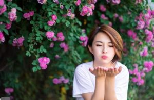 如何和陌生女生聊天开场白，陌生女生第一句话怎么说？-恋爱至上