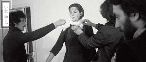 疯狂的行为艺术：有人甚至把枪插进了她嘴里-恋爱至上