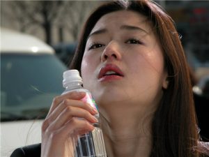 隔着屏幕生气怎么哄，3招让女生一下笑出声-恋爱至上