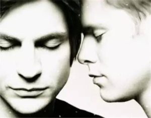 同性暗恋你的几大征兆-恋爱至上