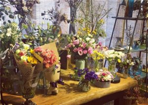 第一次约会送女孩子什么礼物好？颜值不够礼物来凑-恋爱至上