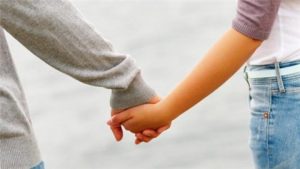 和女孩子约会牵手技巧,助你轻松牵到她的手-恋爱至上