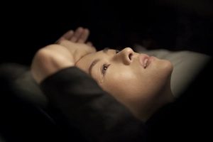 分手的句子，一个人委屈到哭的句子-恋爱至上