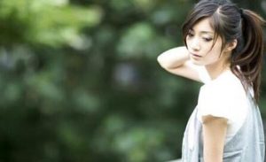 女生暗恋越在乎越不会点赞,女生暗恋只会偷偷关注你-恋爱至上