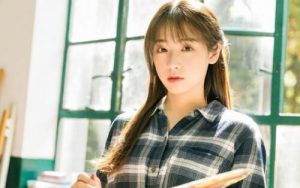 有个女生总是偷偷看我，是不是在暗恋我？-恋爱至上