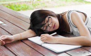 异地安慰女朋友上班累该怎么做，才能让她觉得不累-恋爱至上