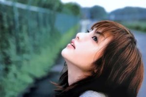 双子座女生的忽冷忽热，代表她爱得很纠结-恋爱至上