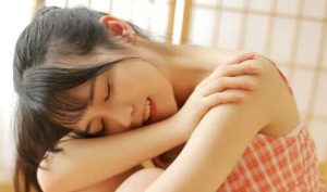 和女生聊天，女生说好困该怎么幽默回复？-恋爱至上