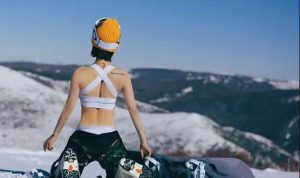 在滑雪场拍半裸照，成为这届年轻人的新爱好-恋爱至上