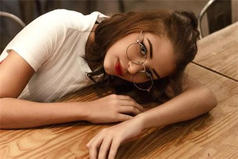 女生只发表情不说话是什么意思？该咋回复？-恋爱至上