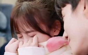 女生发捂脸是什么意思?女生发捂脸该怎么回答-恋爱至上