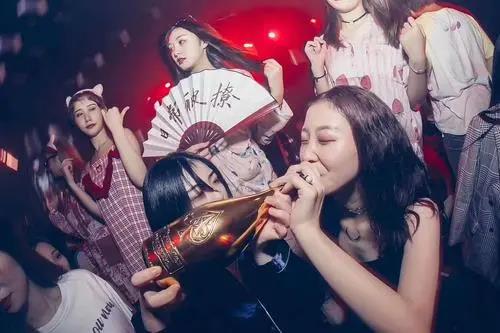 夜店蹦迪指南，如何假装自己是个老鸟！？-恋爱至上