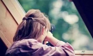 性格偏冷的女生表现，不要被她的外表冷淡欺骗-恋爱至上