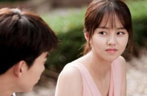 和一个女生对视时她眼神闪躲说明啥？-恋爱至上