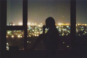 女生深夜发朋友圈是什么意思？能借机撩她吗？-恋爱至上