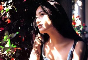 女生掩饰暗恋你的表现，揭秘她爱你的5个细节-恋爱至上