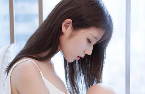 她在偷看我是不是喜欢我？女生偷看男生说明什么-恋爱至上
