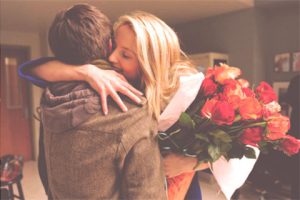 男生不知道怎么哄女生?一个拥抱就能搞定的事!-恋爱至上