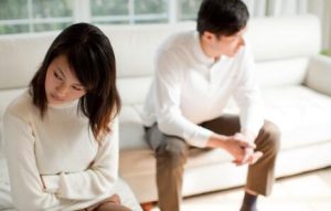 如何看出女人在骗你的感情？保持理智保护自己-恋爱至上