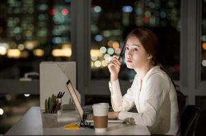 一个女生半夜看你空间，是什么意思？-恋爱至上