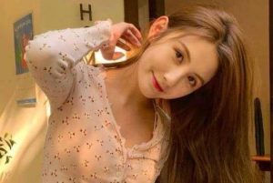 和女生聊天老是发捂脸笑表情是什么意思？-恋爱至上