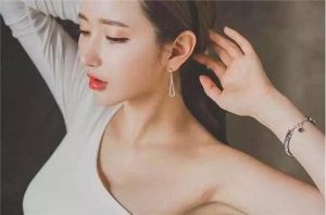 女生对男生说尴尬是什么意思，该怎么回复她？-恋爱至上