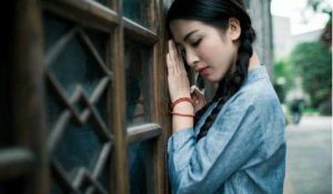 女人还爱着前任的表现，这些表现就是放不下你-恋爱至上