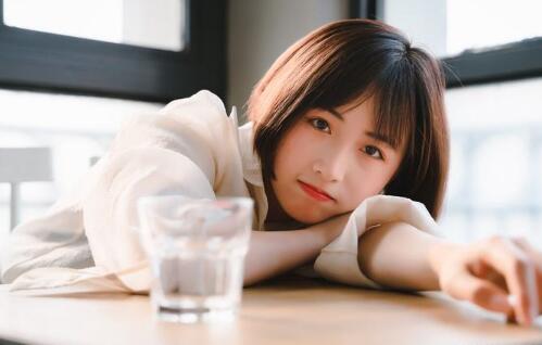 慢热型女孩动心表现，从不喜欢到喜欢的改变-恋爱至上