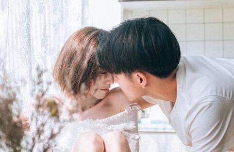 喜欢一个很优秀却很低调的女生该怎么追？-恋爱至上