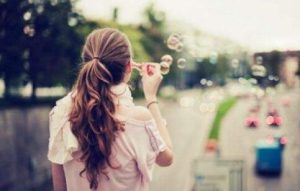 怎样忘记曾经深爱过的人？多向前看-恋爱至上