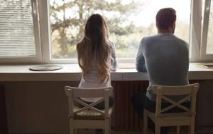 女朋友生气了不理我如何挽回？这样让她愿意理你-恋爱至上