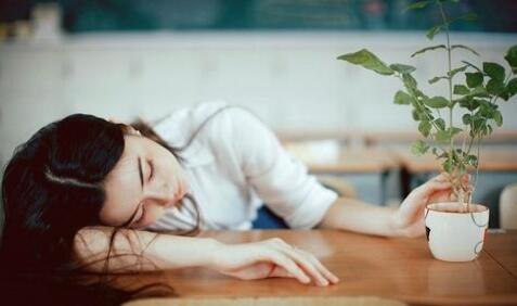女生说痛经难受，怎么安慰能赢得好感？-恋爱至上
