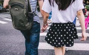 和女生约会几次可以牵手啊?附约会牵手方法-恋爱至上