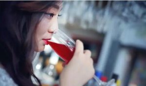 花心的女人有哪些表现？花心的女人要远离-恋爱至上