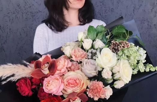 和女生第一次约会送什么花？其实空手去就行了-恋爱至上