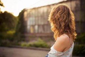 在喜欢的人面前自卑，要不要等变优秀以后再追她-恋爱至上