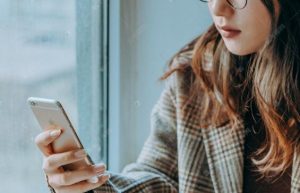 女生说在玩手机怎么回复去撩她？-恋爱至上