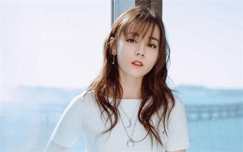 00后女生喜欢什么样的男生，00后女生喜欢一个人的表现-恋爱至上
