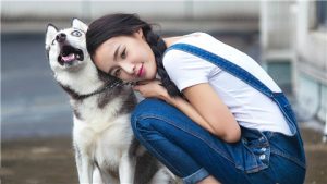 看上去高冷的女孩好追吗,看起来高冷的女人好接触吗-恋爱至上