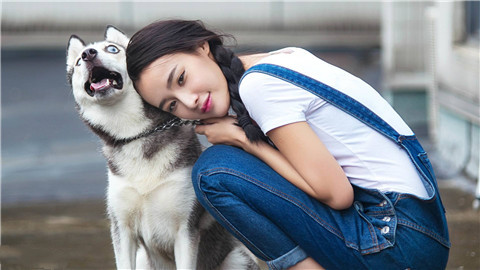 看上去高冷的女孩好追吗，看起来高冷的女人好接触吗-恋爱至上