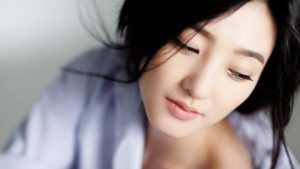 第一次约会可以牵手吗？怎么才能牵到女生的手？-恋爱至上