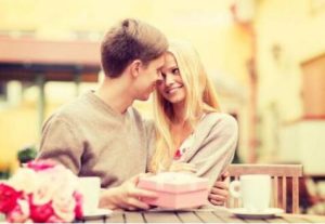 追女生期间要不要送礼物？送礼需要分阶段进行-恋爱至上