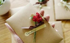 给女孩子买什么礼物好？这样送礼物让她好感爆棚-恋爱至上